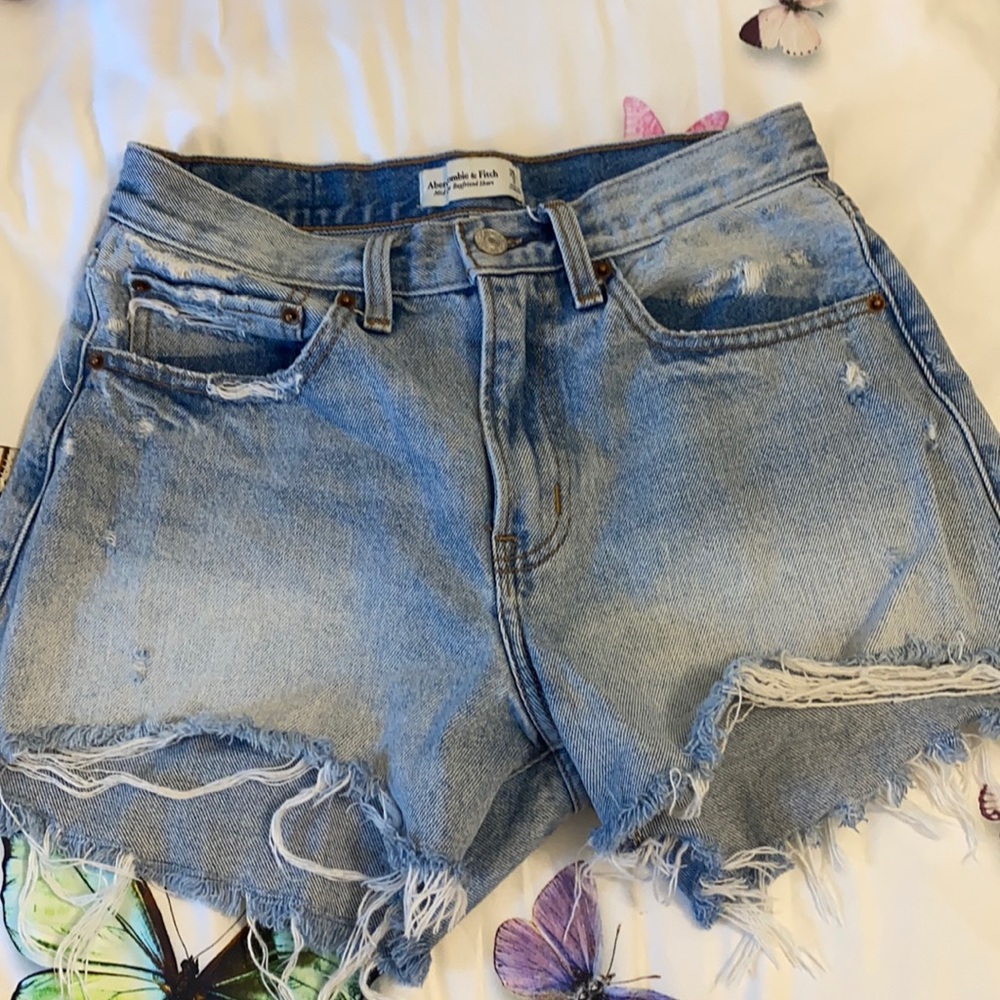 Abercrombi mid rise boyfriend shorts size 26